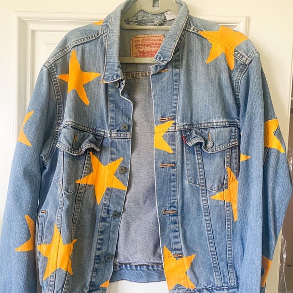 Levi’s Customized Handpainted University of Michigan Jean Jacket Size Medium - Picture 2 of 2